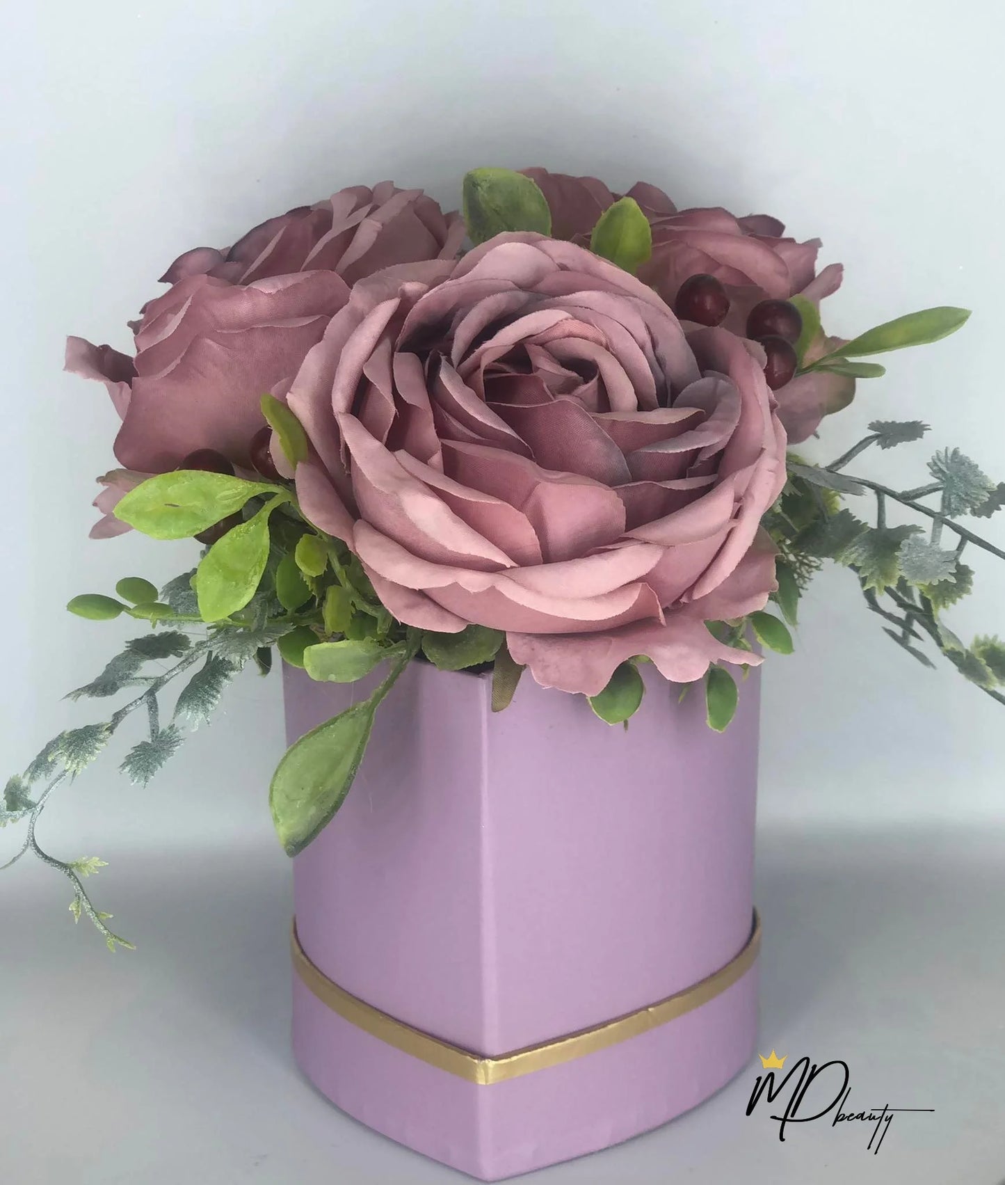 Alyvinės rožės širdutėje