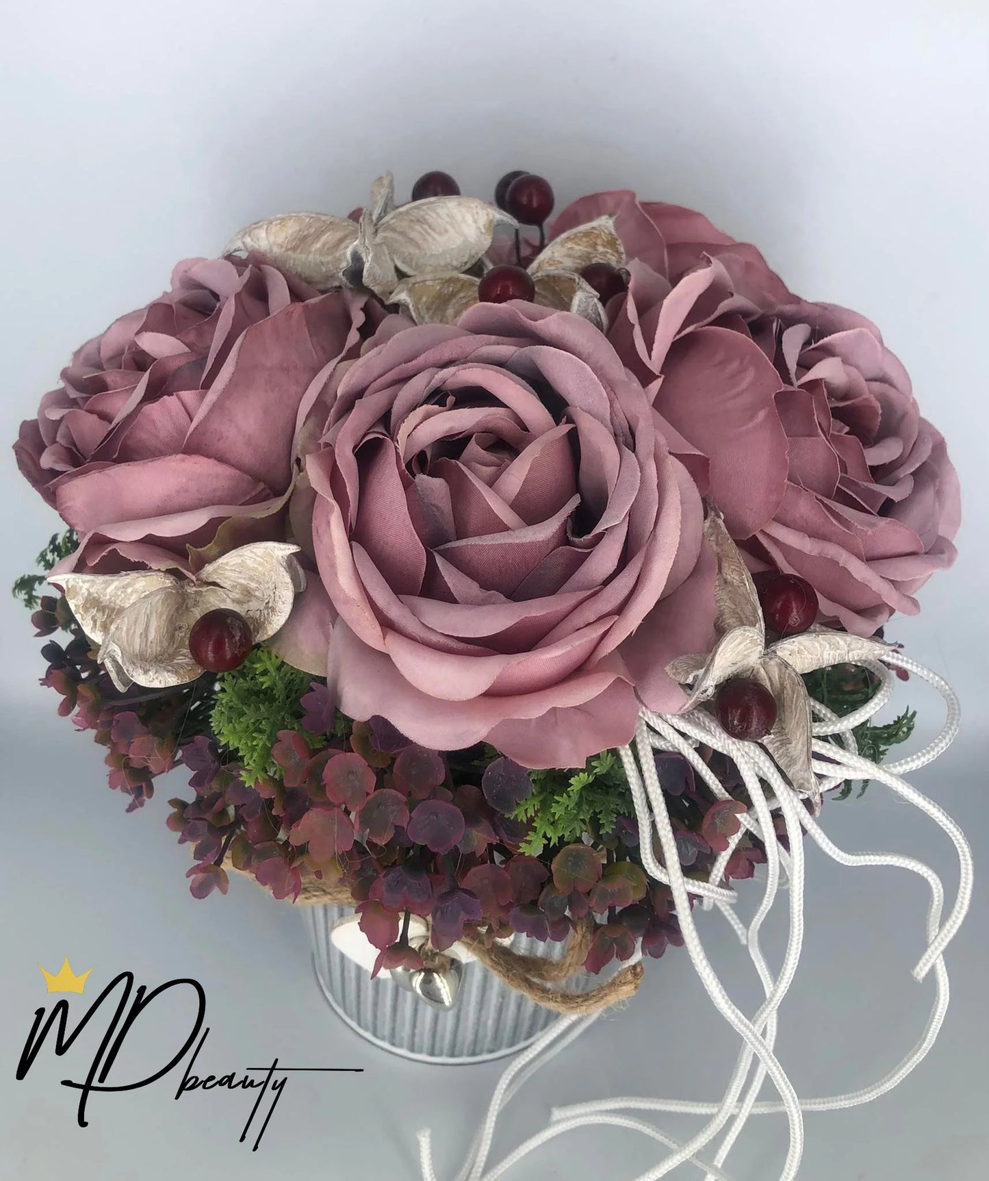 Alyvinės rožės kibirėlis